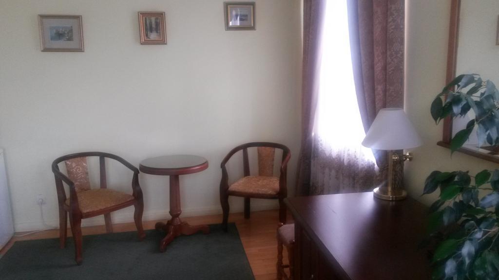 Marlen Hotel Ривне Екстериор снимка