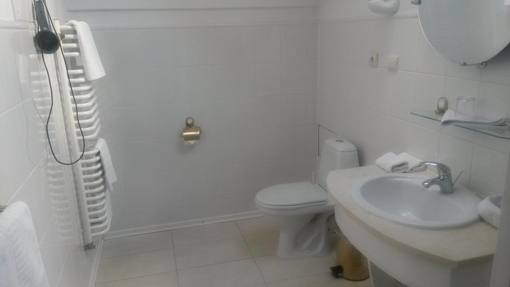Marlen Hotel Ривне Екстериор снимка