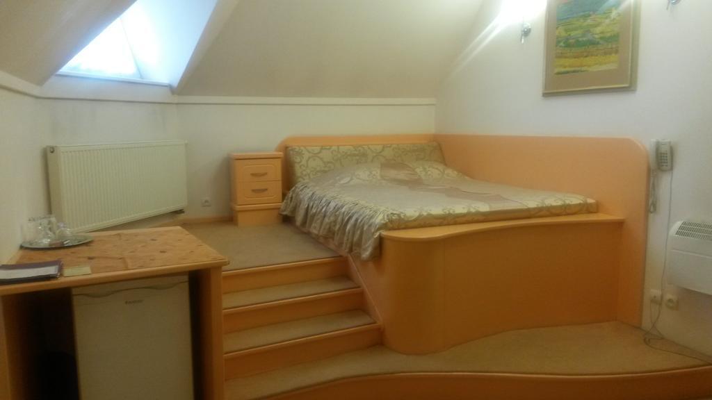 Marlen Hotel Ривне Екстериор снимка
