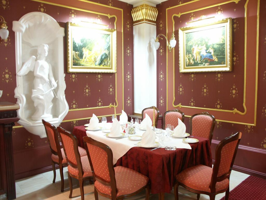 Marlen Hotel Ривне Екстериор снимка